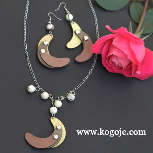 This jewelry set, based on wood pendants with rivets. It is also matched with stone and metal.