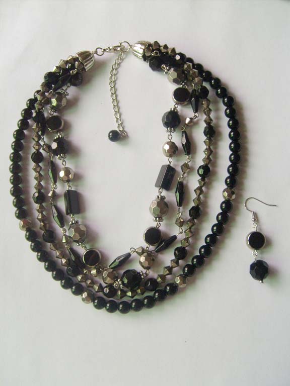 necklace is made of glass beads,acrylic beads,black style.